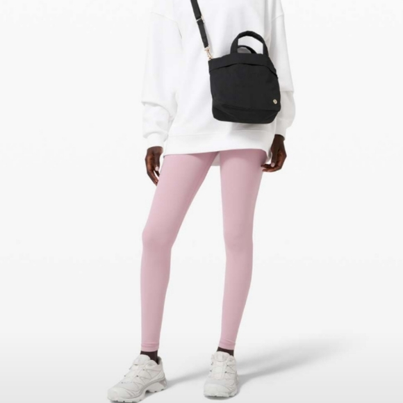 Lululemon On My Level Bag *Micro Black/Shiny Gold - Picture 2 of 9